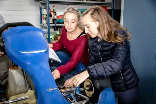 Deux jeunes femmes qui travaillent sur un kart